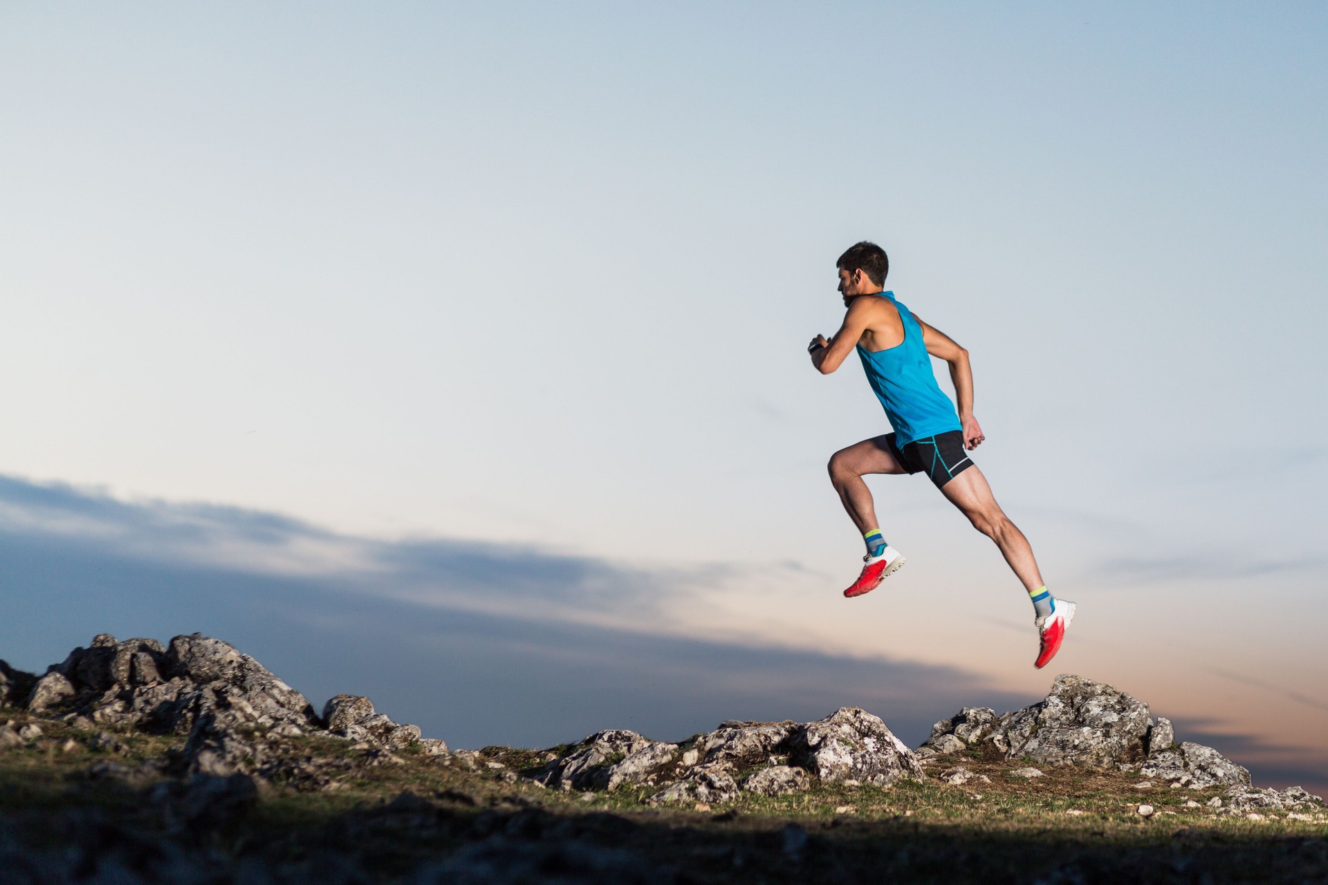 Trail-running-bei Sonnenuntergang.